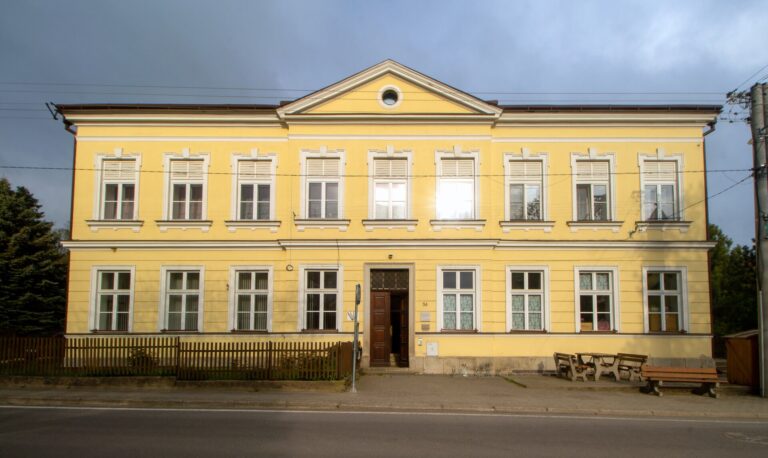Metánov, škola a muzeum Jakuba Hrona, Foto: VitVit/Creative Commons/CC BY-SA 4.0