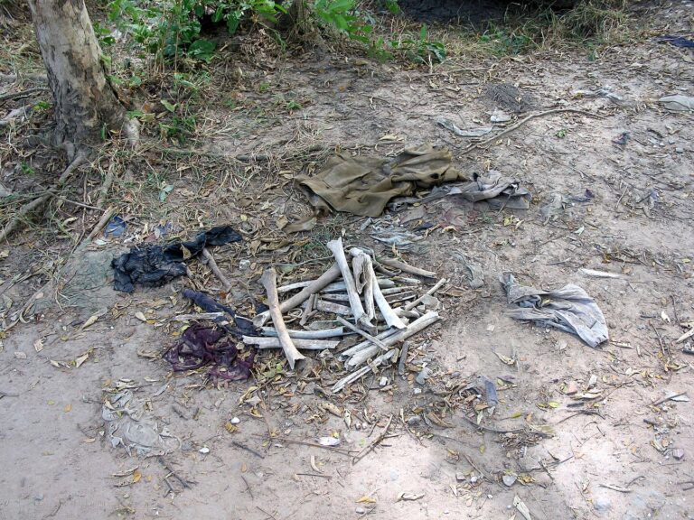 Jenže když zaprší je dodnes možno na místech vraždění najít lidské kosti