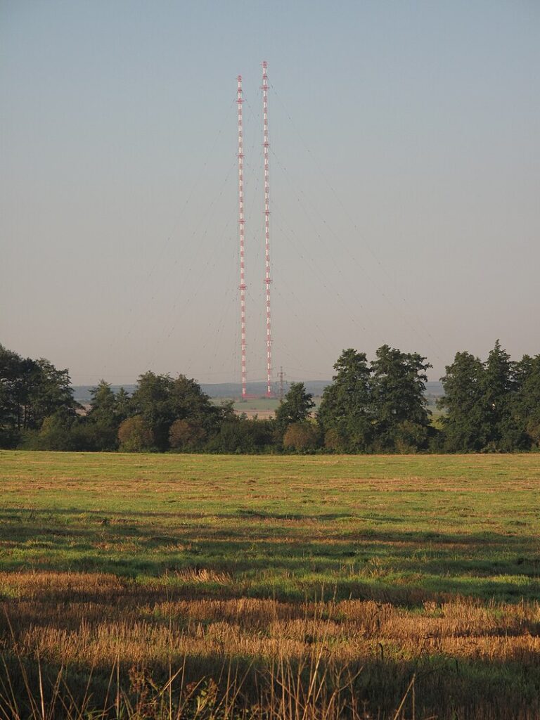 Vysílač je vidět na několik kilometrů daleko, je však nefunkční.
