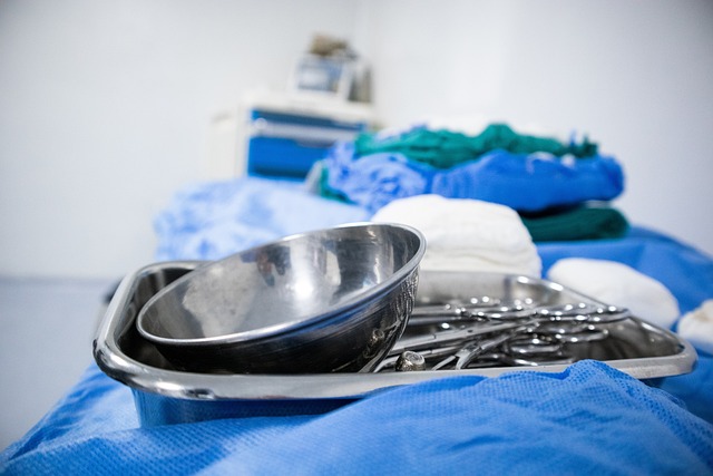 Historická trepanace se prováděla bez anestezie a často vedla k smrtelným infekcím. Zdroj: pixabay