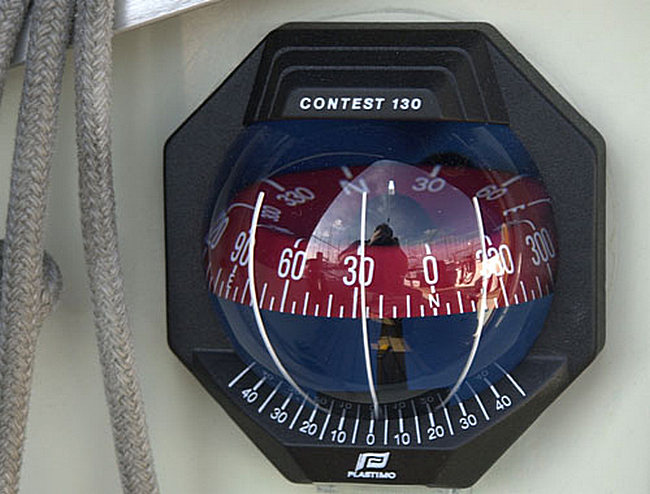 Moderní námořní kompasy jsou díky několika dalším vylepšením mnohem sofistikovanější a efektivnější než ty starověké.