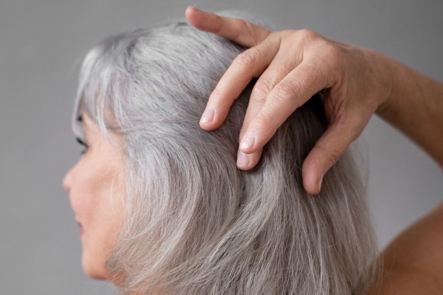 Šediny ve vlasech pomůže zakrýt kávová maska