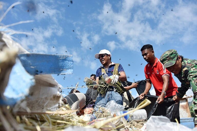 Veškeré snahy bojovat s plasty zamořujícími oceány jsou zatím marné.