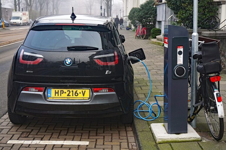 BMW i3 REx nabíjené v Amsterdamu.