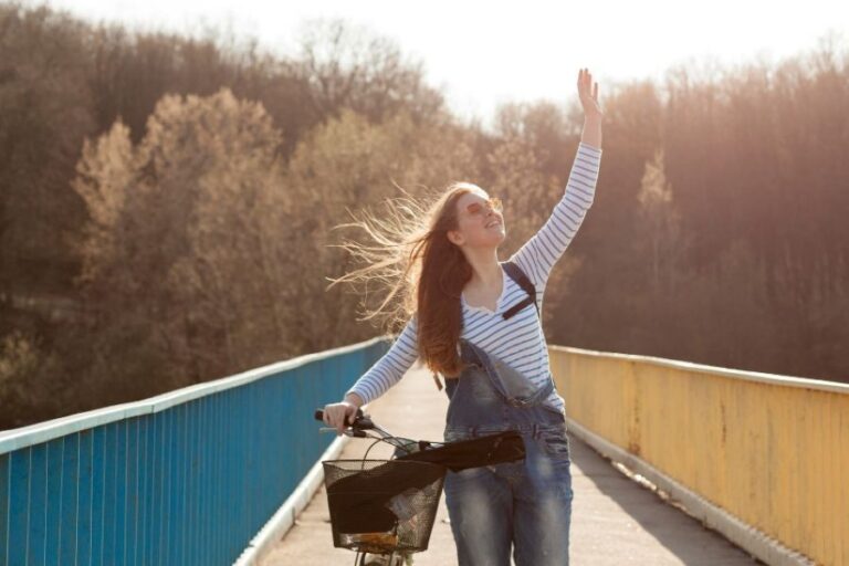 Možnost svobodně cestovat a měnit plány nezávisle na partnerovi. To je jedna z výhod single single života. Foto: Freepik