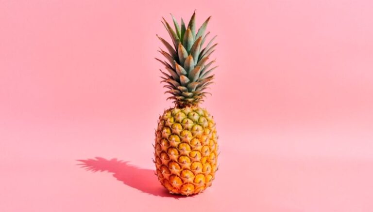 Šupiny ananasu vykazují neuvěřitelnou pravidelnost. Foto: Freepik