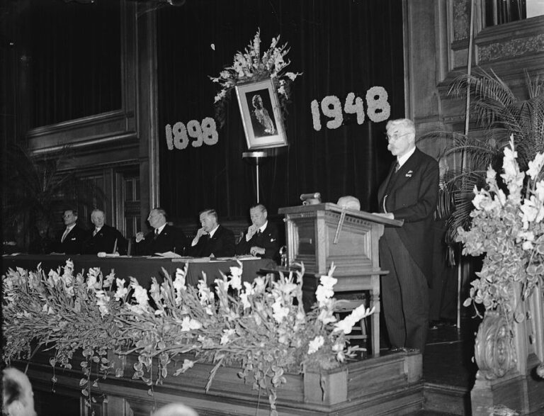 Gerrit van Iterson přednáší u příležitosti padesátin nizozemské královny Wilhelminy. Foto: Neznámý autor/Creative Commons/CC0 1.0