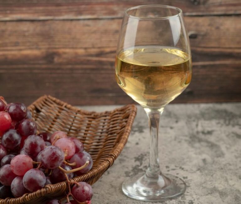 Víno jako dietnější alternativa? Tak jednoduché to není. Foto: Freepik