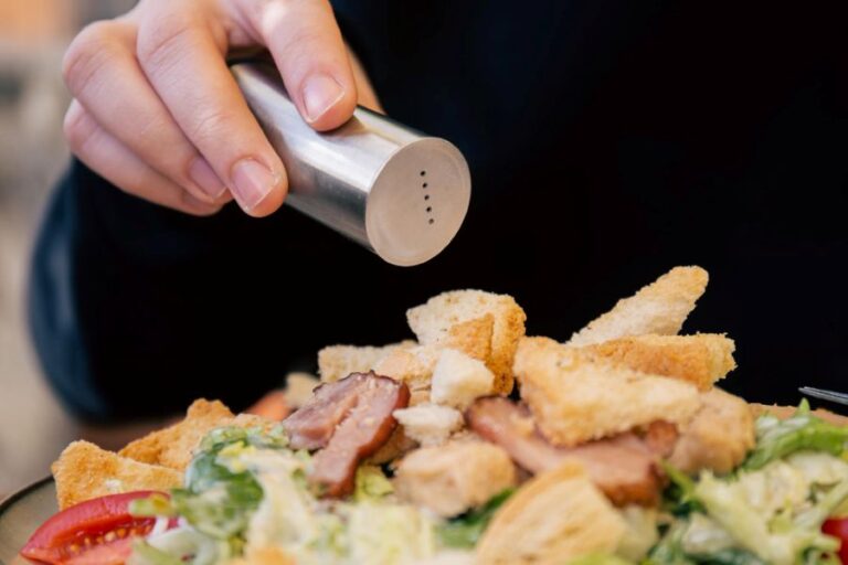 Také se solením byste to neměli přehánět. Foto: Freepik