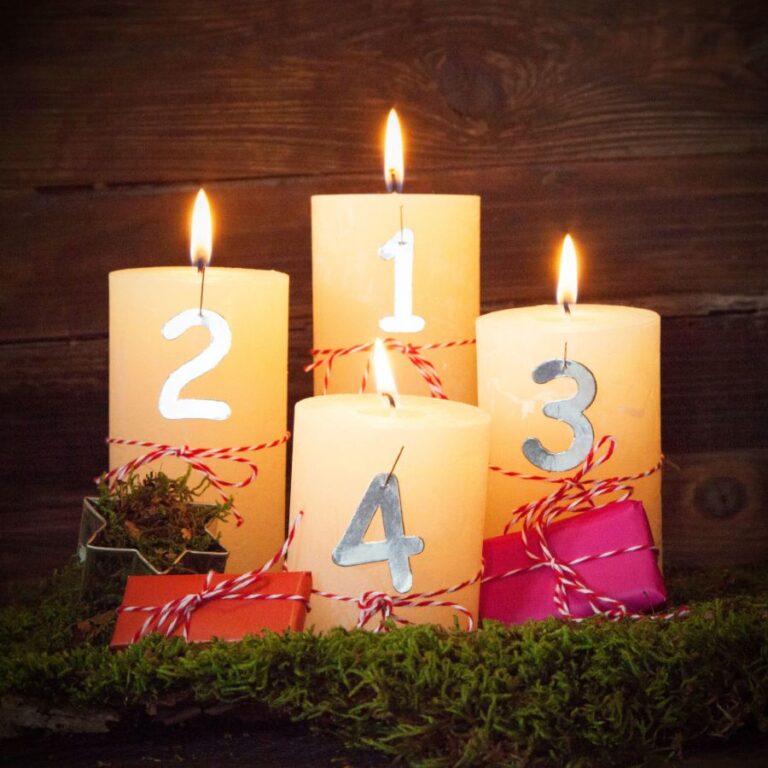 Každý věnec má svůj styl, důležitá je symbolika čtyř svíček. Foto: Freepik