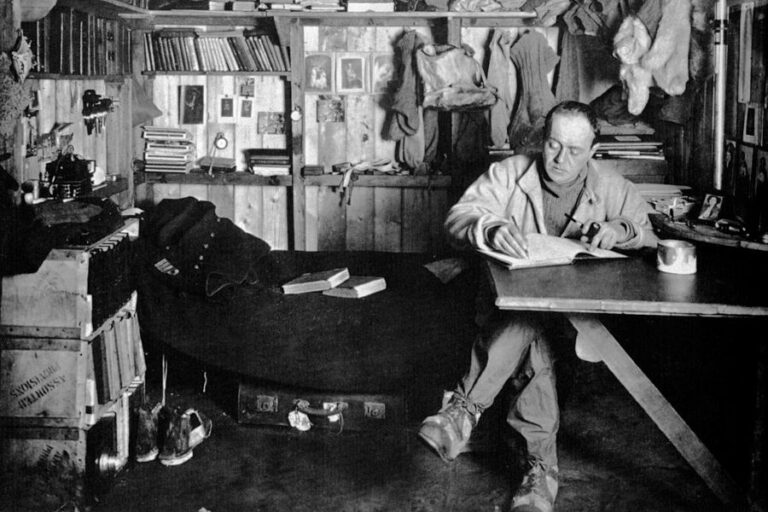 Scott na základně v Cape Evans. Foto: Herbert Ponting (1870–1935)/Creative Commons/Public Domain