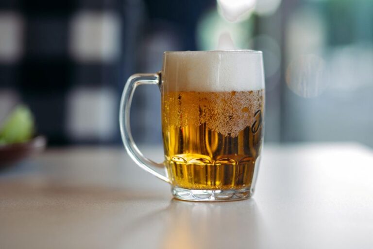 Dát si pivo také není nejlepší volbou, pokud chcete zůstat štíhlí jako proutek. Foto: Freepik