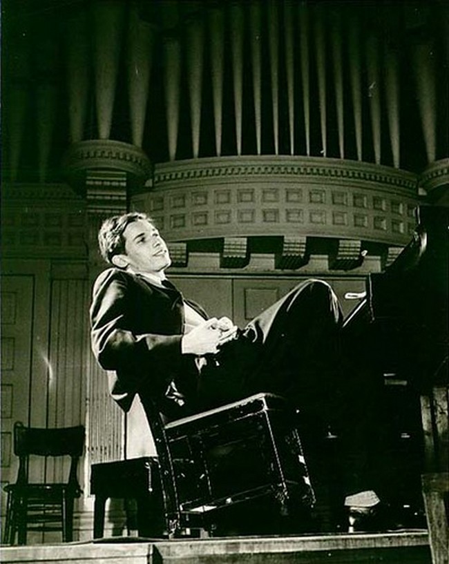 Podivín Glenn Gould nehraje bez vlastní židle.