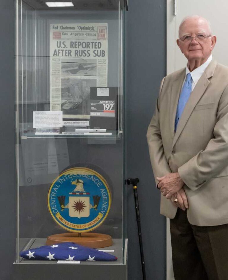 V muzeu nakonec končí řada artefaktů z celé tajné operace.