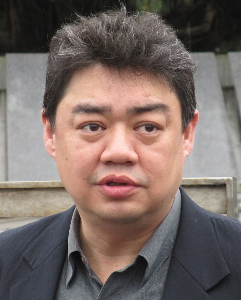 Jeden z vůdců demonstrací – Wu´er Kaixi nakonec končí ve Francii.