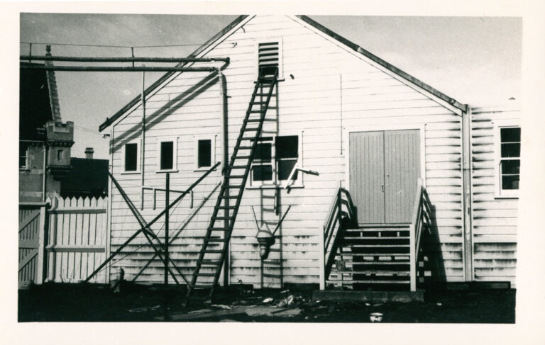 Dřevěné oddělení v Seacliffu se v mrazivé noci proměnilo v hořící peklo.