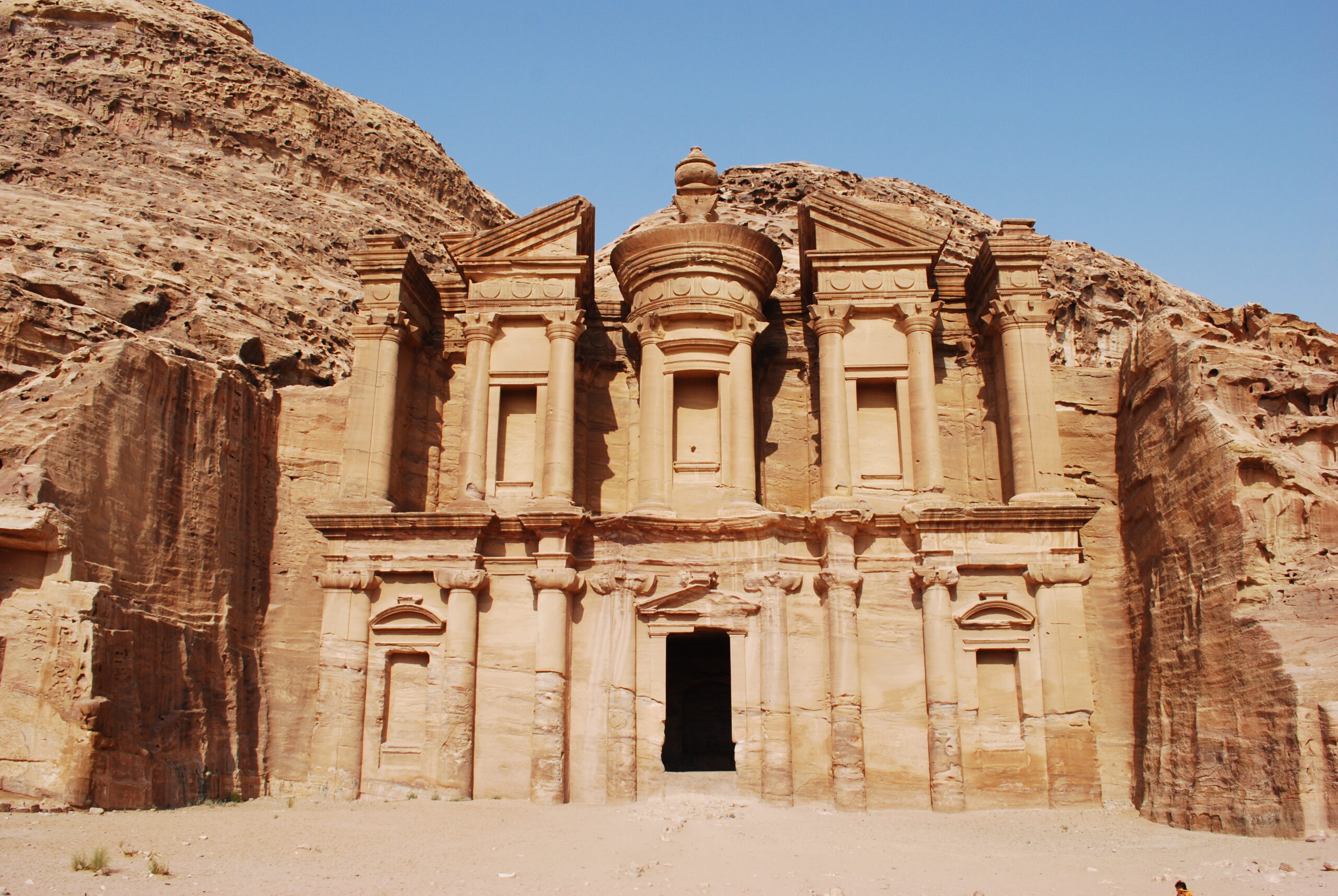 Petra: Skalní klenot mění barvy podle slunce