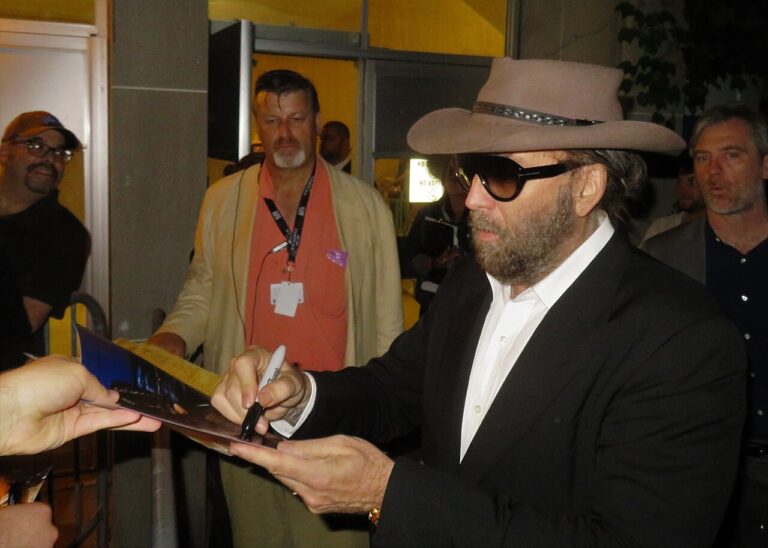 Oblíbený herec jednoho dne skočí v opilosti do chomoutu.