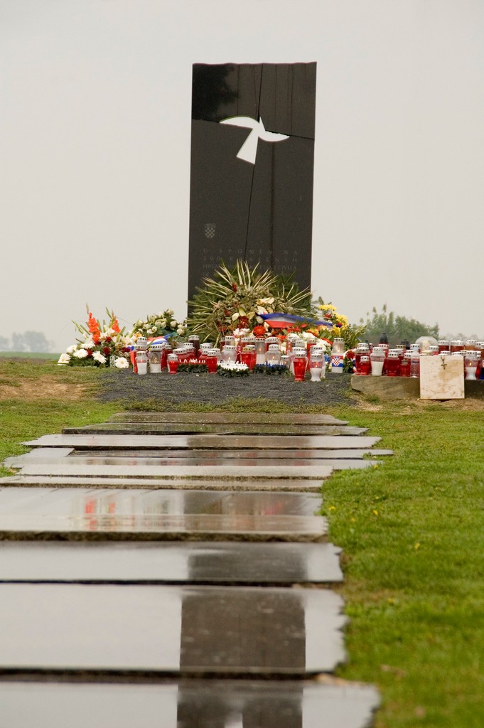 Na místě masakru dnes stojí pomník.