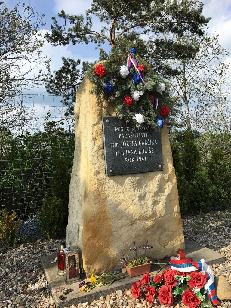 Příběh atentátu se začne odvíjet mnohem dřív, Gabčík s Kubišem seskočí do Čech v roce 1941.