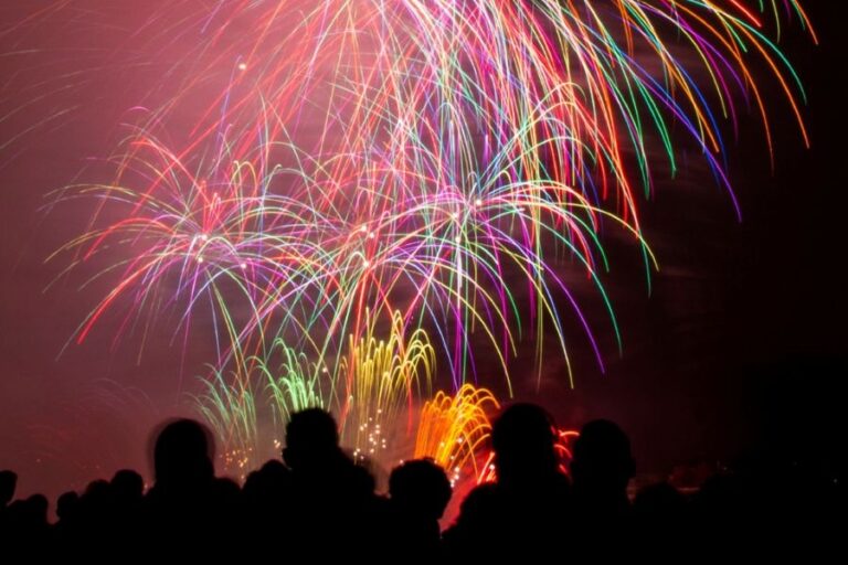 Typickou oslavou příchodu Nového roku je dnes ohňostroj. Foto: Freepik