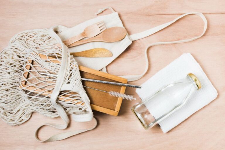 Postupně u vás doma začnou vítězit přírodní materiály jako například dřevo nebo tkaniny. Foto: Freepik