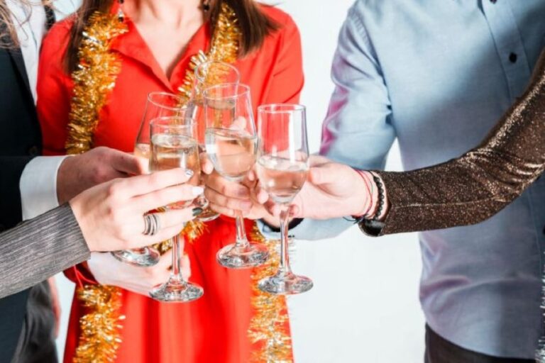 Přípitkem to mnohde nekončí. V některých zemích vítají lidé další rok kurióznějšími způsoby- Foto: Freepik