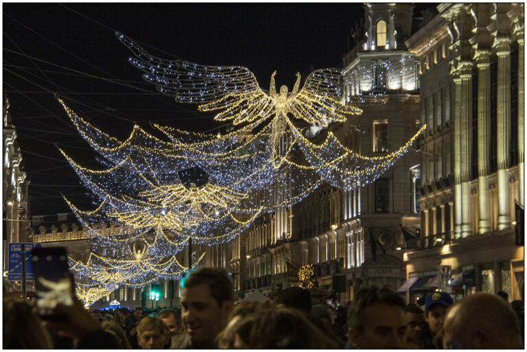 V Londýně se každoročně již v listopadu rozzáří slavná nákupní tepna Regent Street.