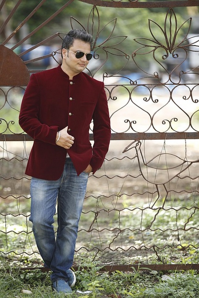 Pokud nevíte, co si obléct pro slavnostní příležitost, sametem nikdy nic nezkazíte.