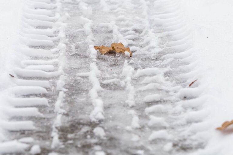 Břečka na chodníku, v tu se mění sníh ve městech. Víte ale, co se ve vločkách vlastně všechno nachází? Foto: Freepik
