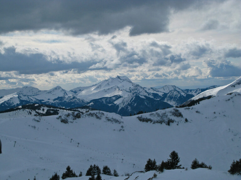 Asi největším počtem vleků a lanovek se pyšní středisko Les Portes du Soleil mezi Francií a Švýcarskem. Jezdí jich tu 165!
