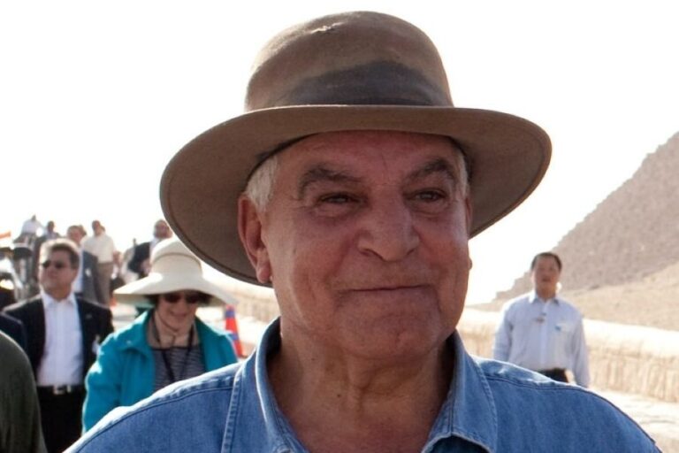 Zahi Hawass narazí na komplex cihlových staveb. Nález svědčí o tom, že o budovatele pyramid bylo dobře postaráno. Foto: The Official White House Photo Stream/Creative Commons/Public Domain