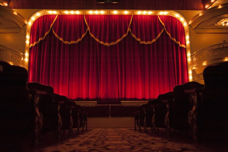 Tato tkanina se zdaleka nevyužívá jen na oblečení a vždy má slavnostní ráz.