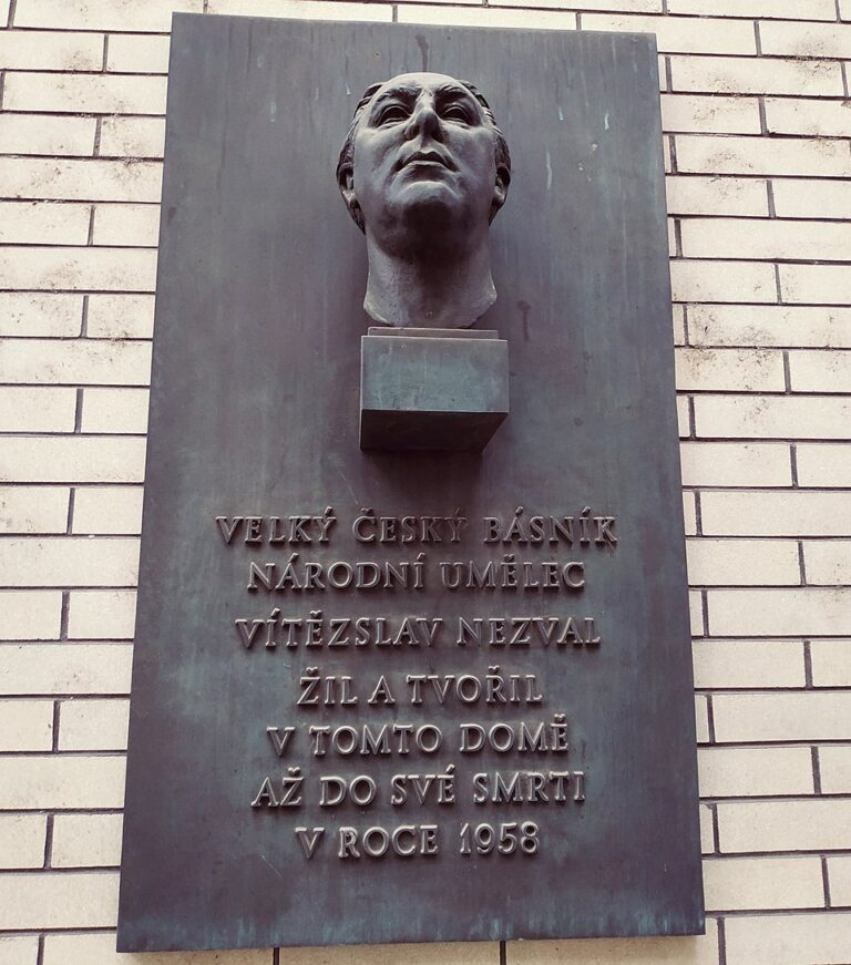 Na jednoho z nejlepších českých básníků upozorňuje hned celá řada pamětních desek.