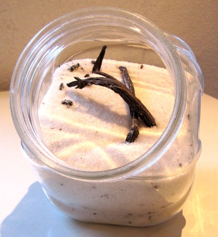 Vanilkové lusky uložené v cukru, tradiční způsob uchování a zesílení jejich aroma.