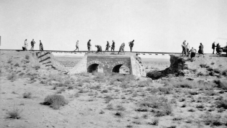 Turci musí neustále opravovat tratě, které Lawrence společně s Araby neustále rozbíjí.