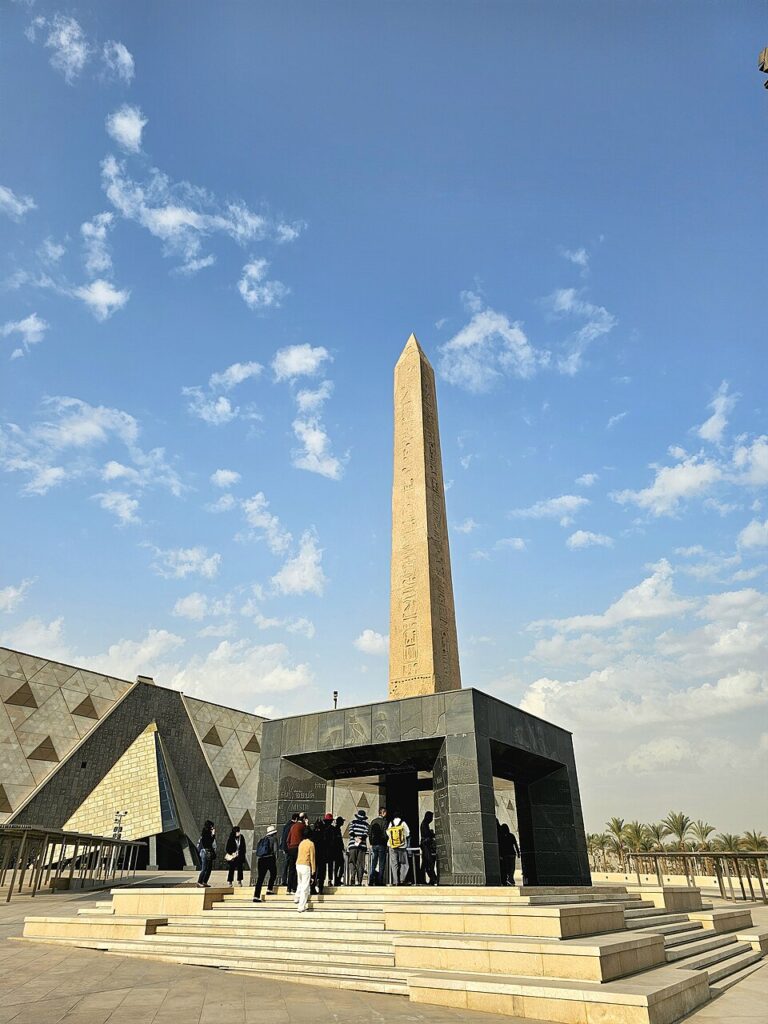 Obelisk Ramsesse II. uvidíte venku.
