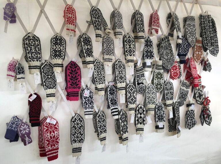 Vzor selburose neboli sněhová vločka na zimních doplňcích. Foto: Kjersti Lie/Creative Commons/CC BY-SA 4.0