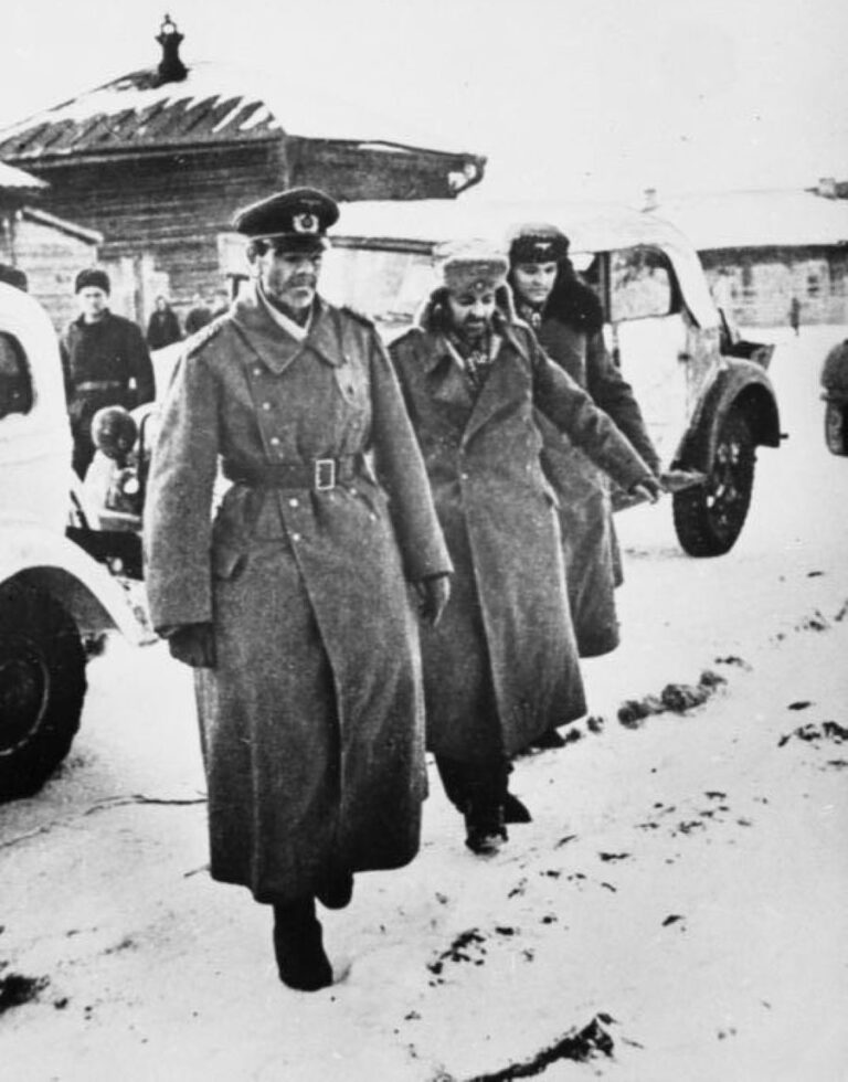 Generál Friedrich Paulus a jeho německá 6. armáda právě kapituluje. Foto: Bundesarchiv, Bild 183-F0316-0204-005 / Creative Commons/CC-BY-SA 3.0