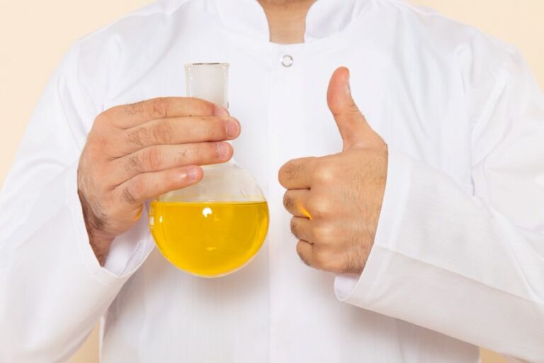 Kloktat v puse vlastní močí? Nepředstavitelné, ale pravdou je, že moč určité čistící schopnosti má. Foto: Freepik