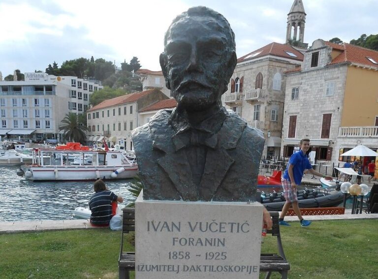 Ivan Vučetič začne otisky prstů archivovat a vytvářet skutečný systém sledování daktyloskopických stop. Foto: Hhgygy/Creative Commons/CC BY-SA 4.0