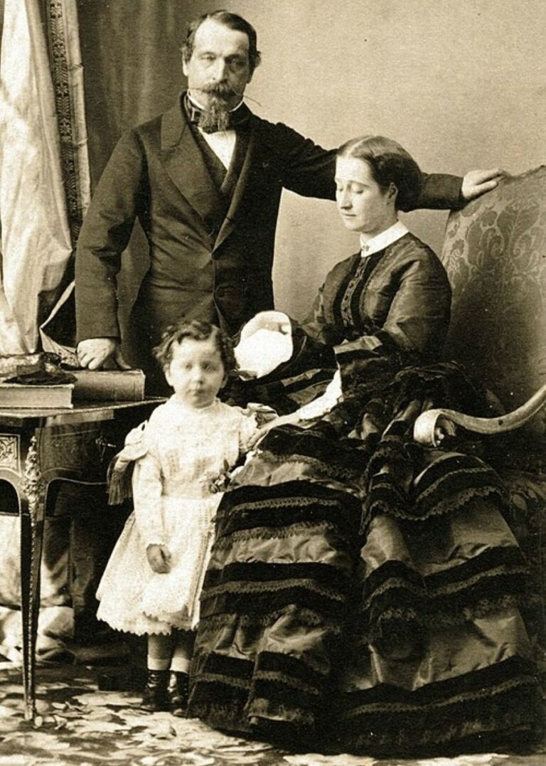 Napoleon III. Se svojí manželkou a synem. Ženy v krinolíně zaberou celou pohovku. Foto: Eugène Disdéri (1819–1889)/Creative Commons/Public Domain