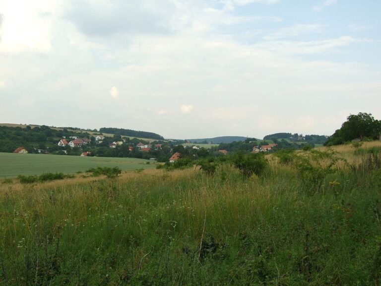 Okolí vesnice dnes vypadá idylicky. Foto: Aktron/Creative Commons/CC BY-SA 3.0