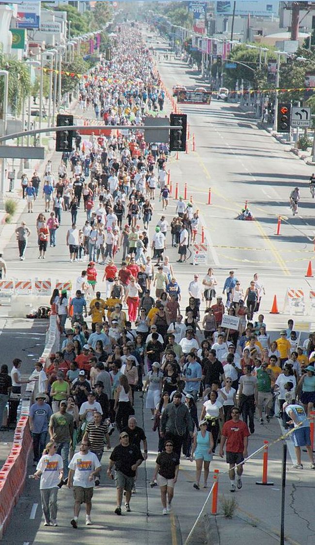 Taneční maratóny dnes vystřídaly akce, určené především pro charitativní účely – jako třeba pochod AIDS Walk. Tento se uskutečnil v roce 2007 v Los Angeles.