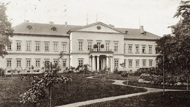 Na zámečku Panenské Břežany se prý muchluje s krásnou Josefou, která je prý tajnou britskou agentkou.