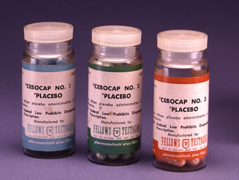 Placebo mohou představovat třeba cukrové pilulky. Foto: NIH, objects donated by Elaine and Arthur Shapiro/Creative Commons/Public Domain
