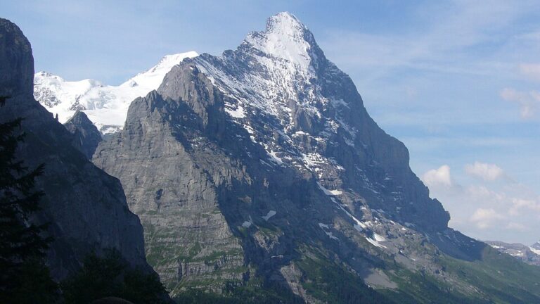 Už zdálky budí Eiger strach, severní stěna je prakticky pořád ve stínu.