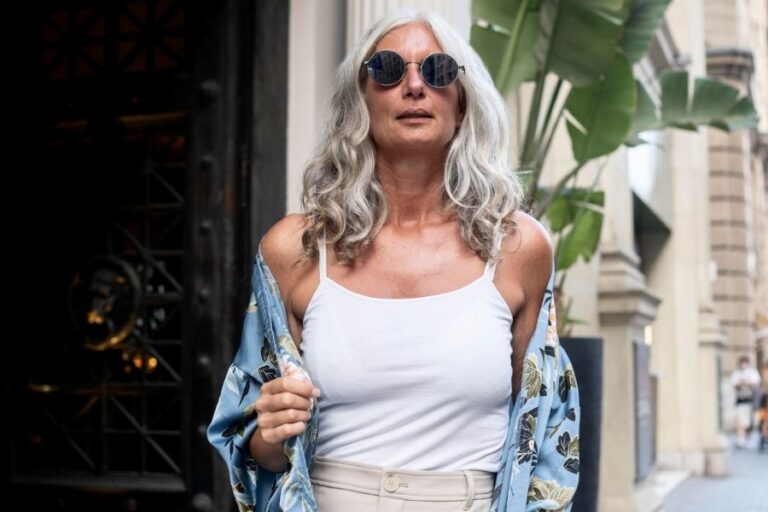 když má žena po padesátce stále perfektní postavu, s odhalováním by měla být spíše opatrnější. Foto: Freepik