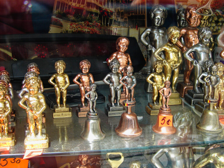 Sochu si můžete v různých velikostech koupit i jako suvenýr, ovšem bez oblečků.