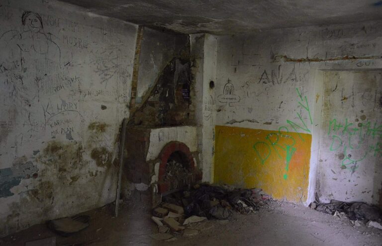 Tam, kde dřív hořel oheň v rodinném krbu, zůstal jen zmar a bída a prázdnota.